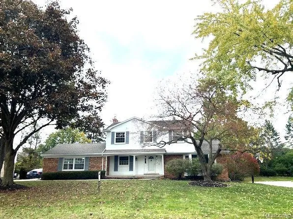 5717 Plum Crest Dr, West Bloomfield, MI 48322