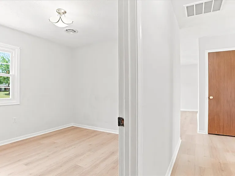 102 Linwood Ct — Photo 75