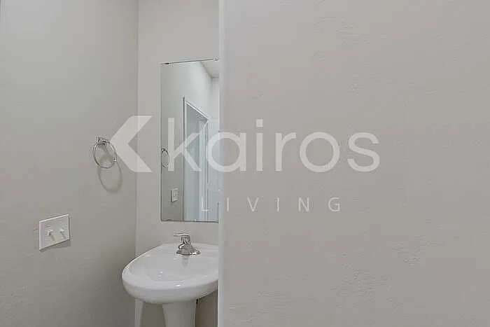 712 Saint James Pl — Photo 6