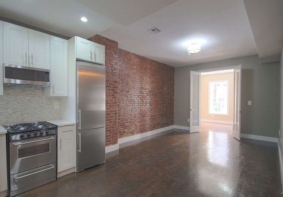 1st image of 207 Saint James Pl APT 1R