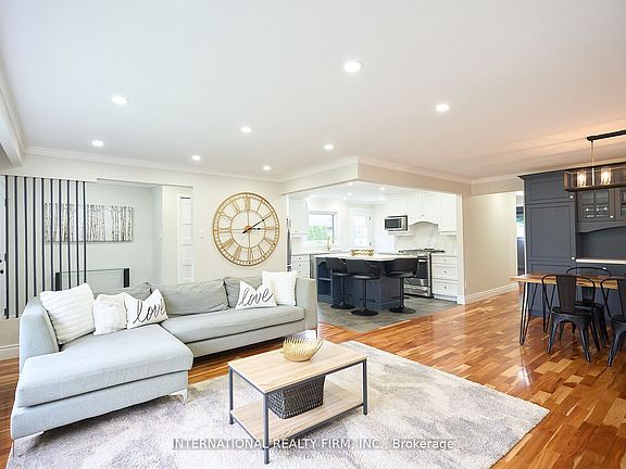 3rd image of 2292 Devon Rd