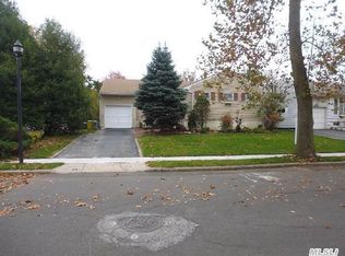 17 Kalmia Ln, Valley Stream, NY 11581