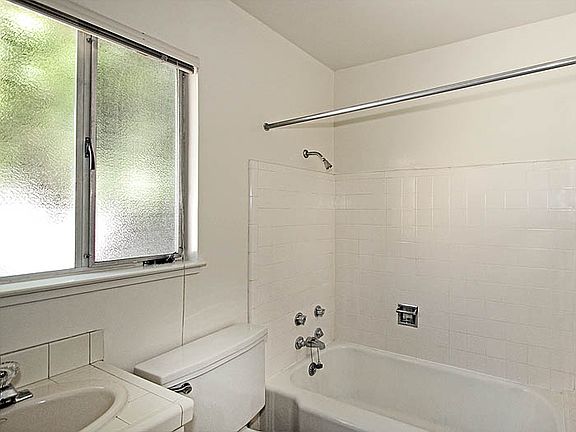 5th image of 542 Forest Ave APT A