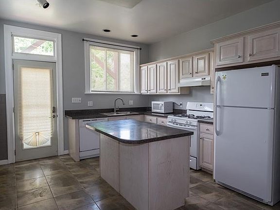 Eat-in Kitchen