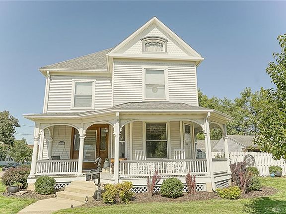 3rd image of 421 W Xenia Dr