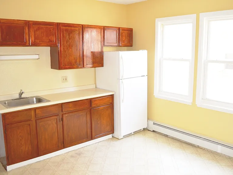 450 Barbour St — Photo 3