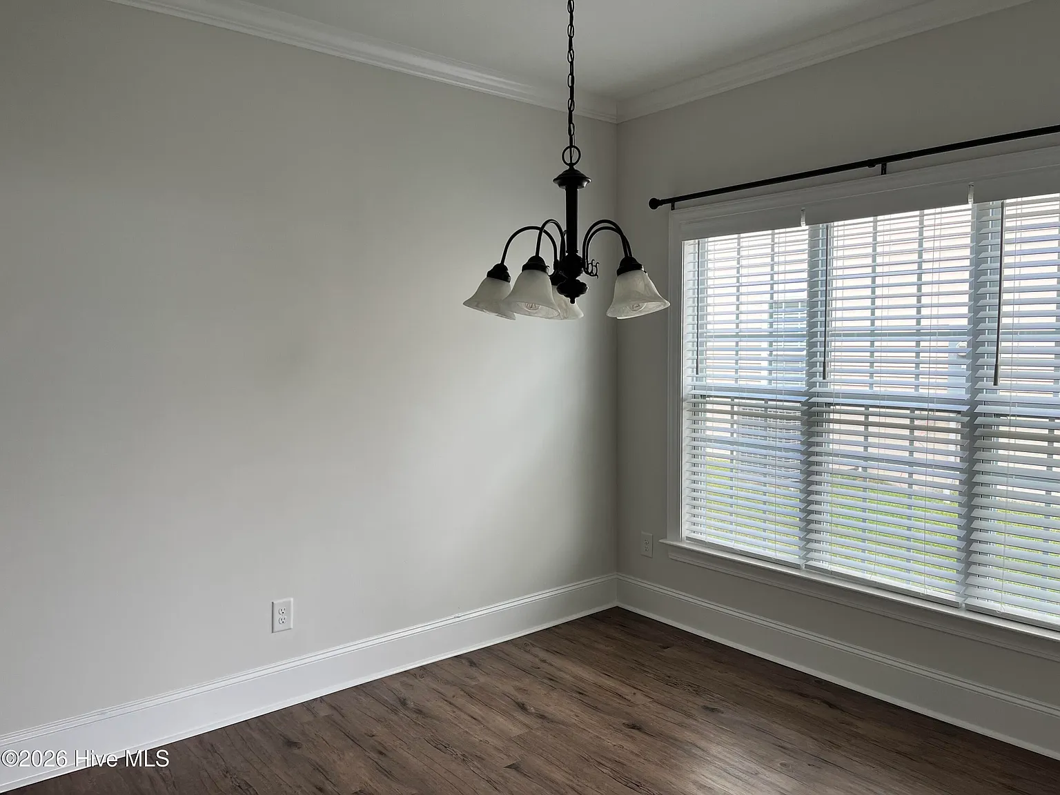 3 bed, 2.0 bath, 1400 sqft, $1,750 — Photo 3