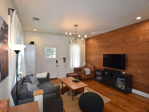 4th image of 215 Devine St Unit B