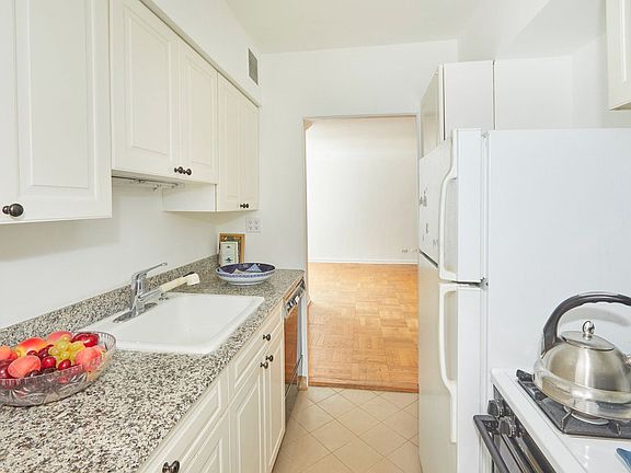 5th image of 2 5th Ave APT 6N