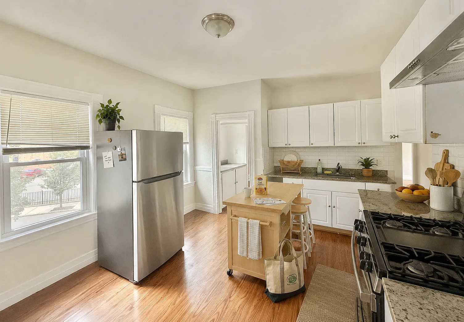 2 bed, 1050 sqft, $2,500 — Photo 4