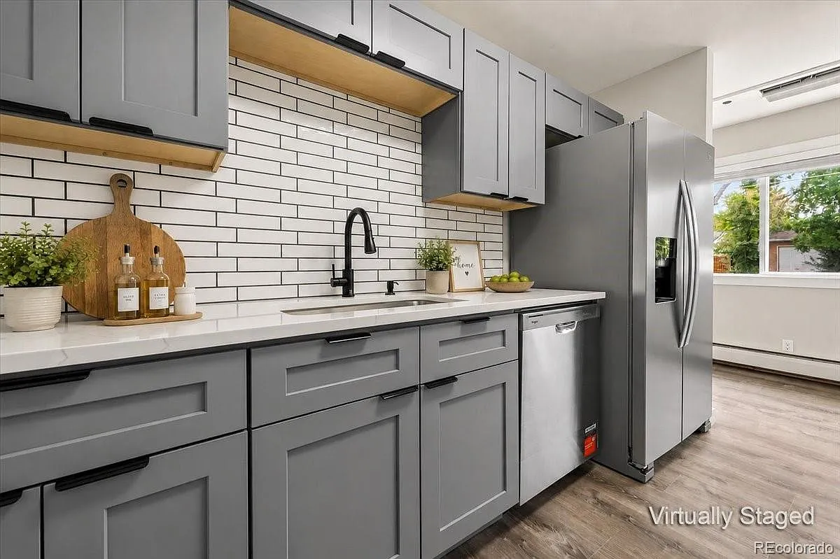 4 bed, 3.0 bath, 2817 sqft, $4,200 — Photo 2