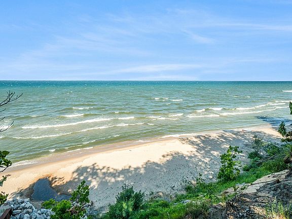 4th image of 2560 Lakeshore Dr