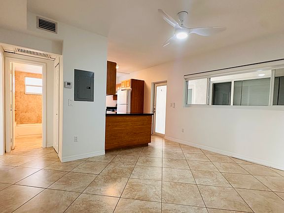 4th image of 948 Bay Dr #12