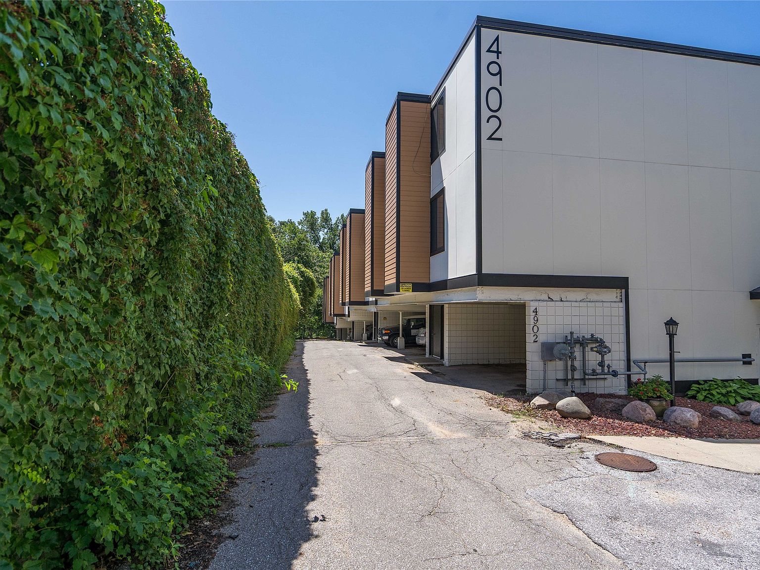 4902 University Ave APT 220