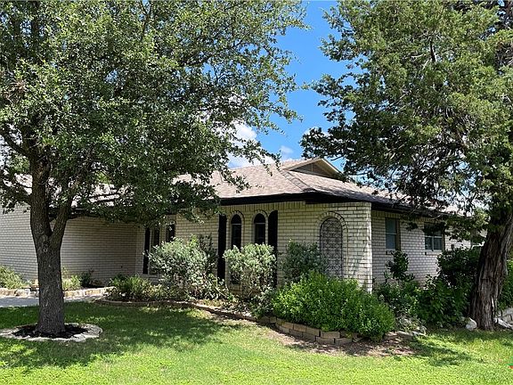 3rd image of 17 Oakmont Cir