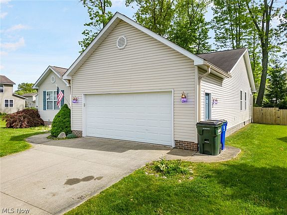 3rd image of 1059 Yorkshire Dr