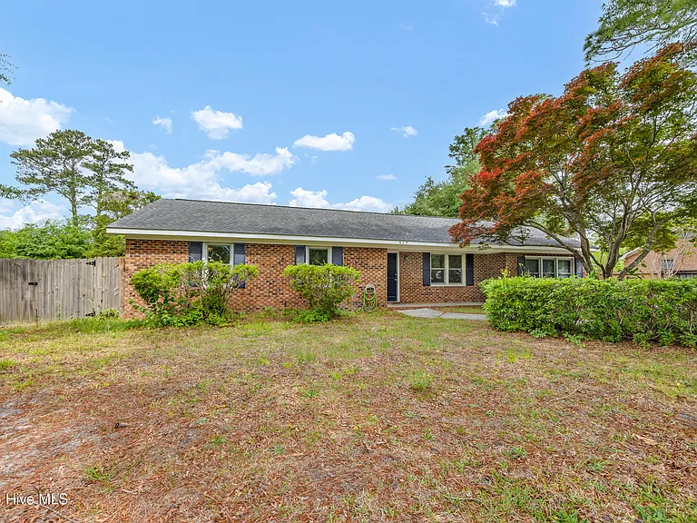 917 Wordsworth Dr — Photo 2