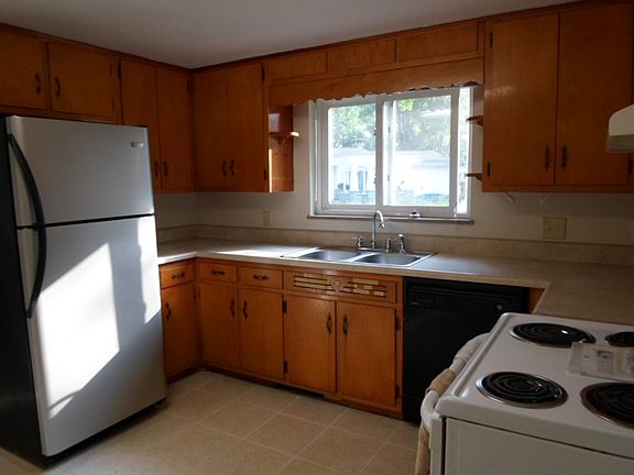 3rd image of 1836 Darbyshire Dr