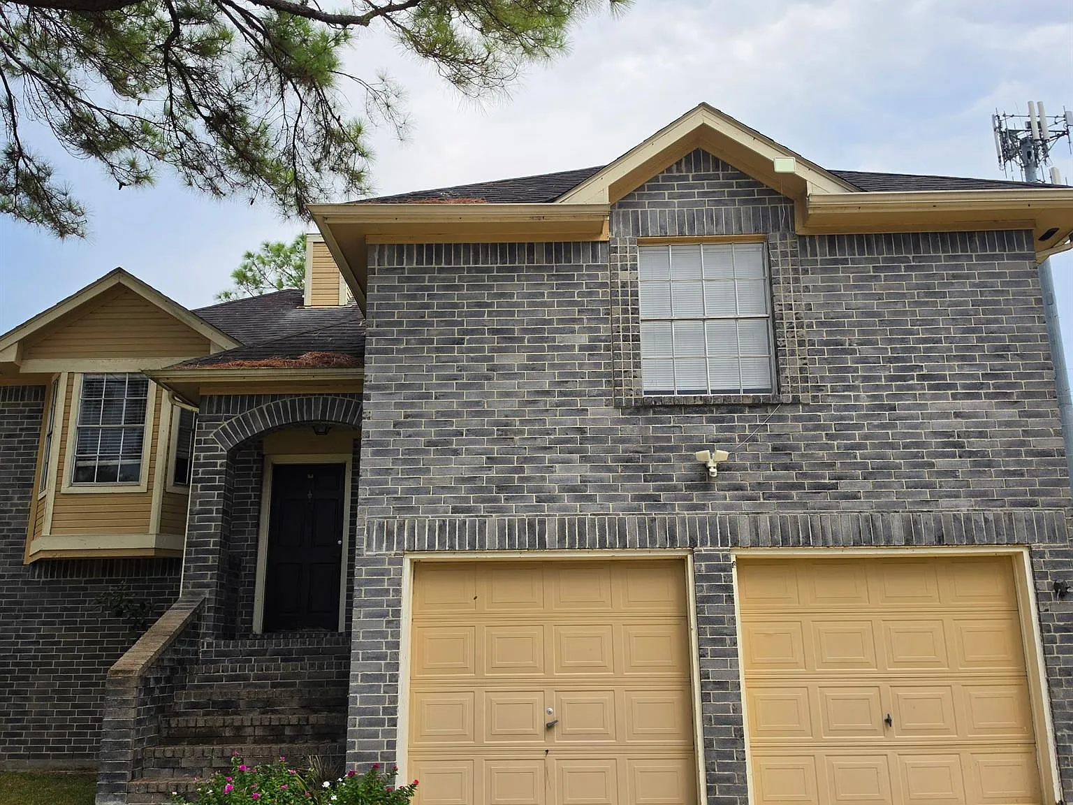 4 bed, 2.0 bath, 1904 sqft, $2,400 — Photo 1