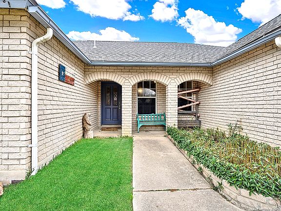 5th image of 128 Springtree Grove