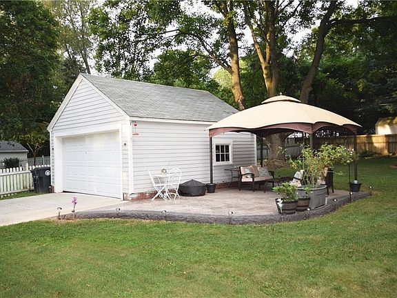 3rd image of 269 Harcourt Dr