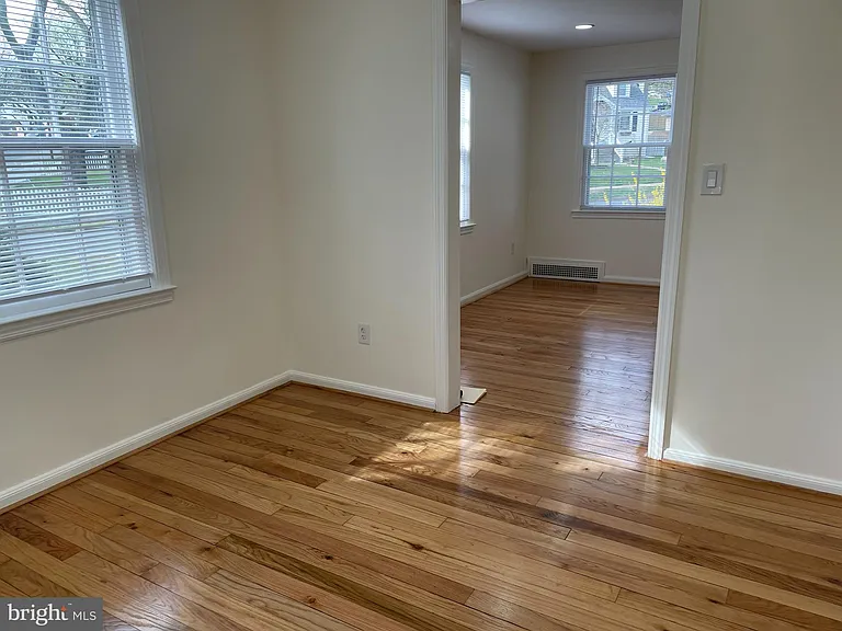 2924 Marshall St — Photo 10