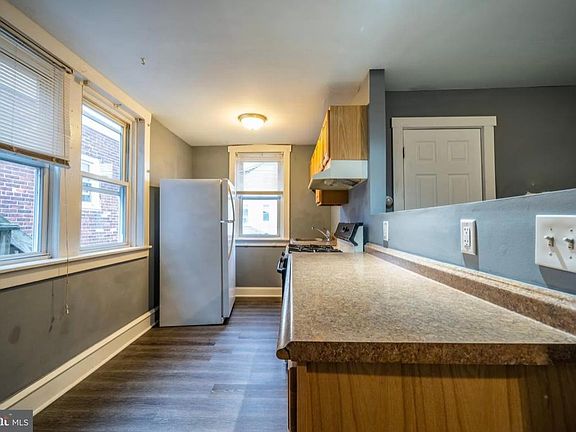 5th image of 33 S Sussex St #2
