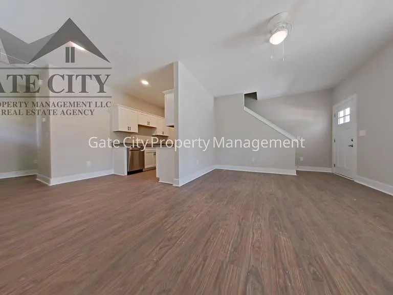 306 Oakwood St — Photo 3