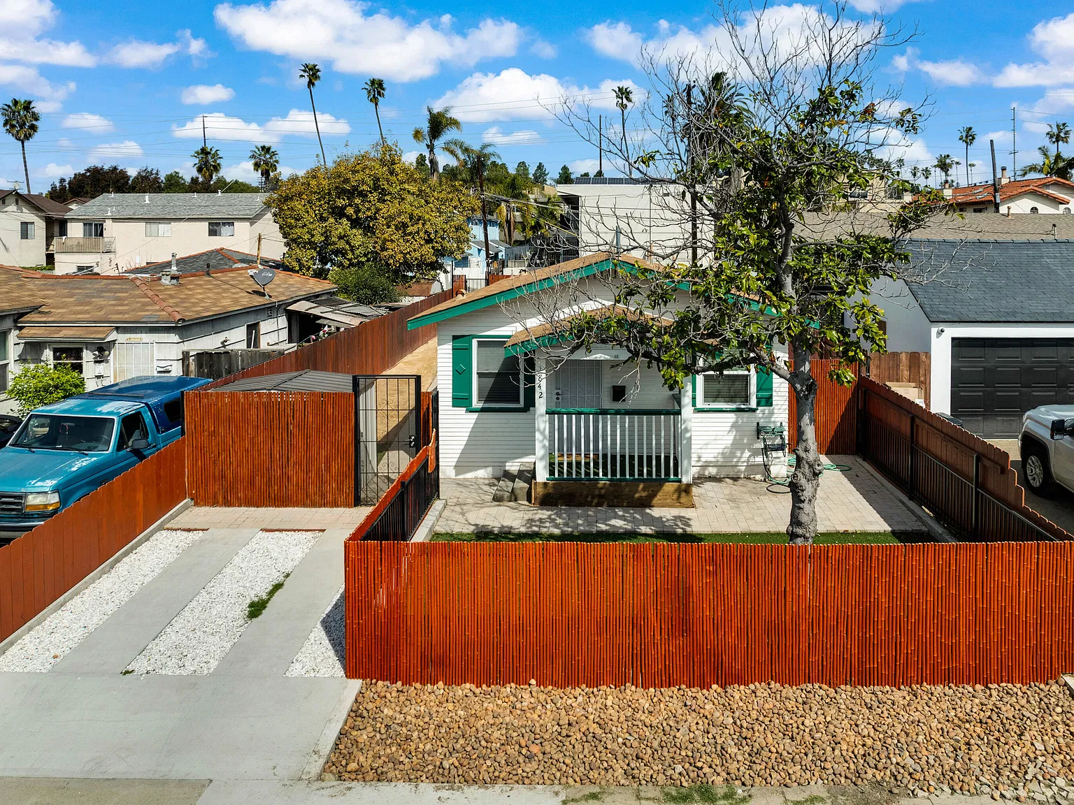 3 bed, 2.5 bath, 917 sqft, $5,250 — Photo 2