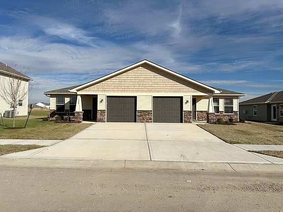 3rd image of 309 SE Rose Garden Ln