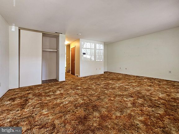 4th image of 2521 Dupont St