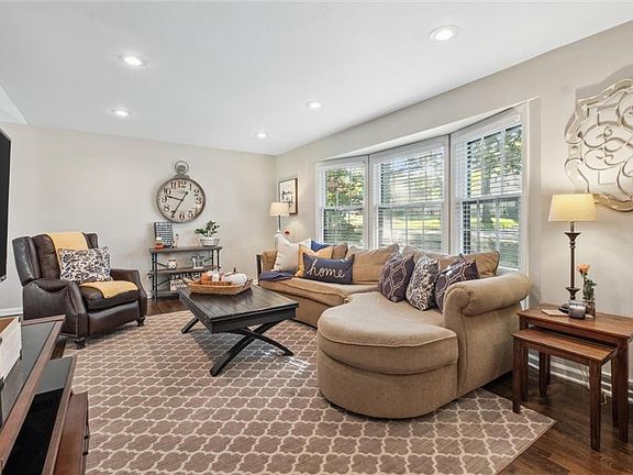 5th image of 9839 Farley Ln