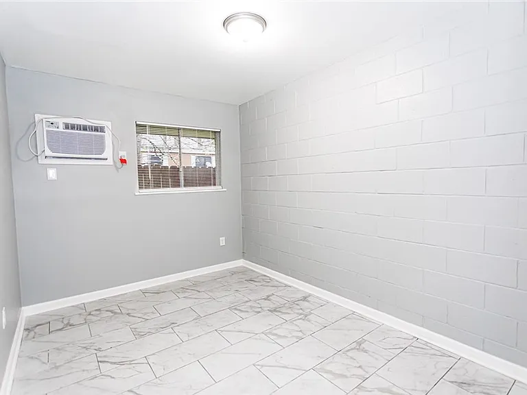 1632 Rev Manual St — Photo 5