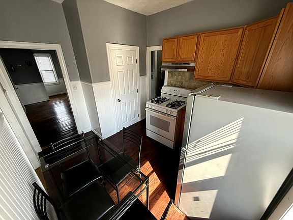2nd image of 1025 Bedford St #3