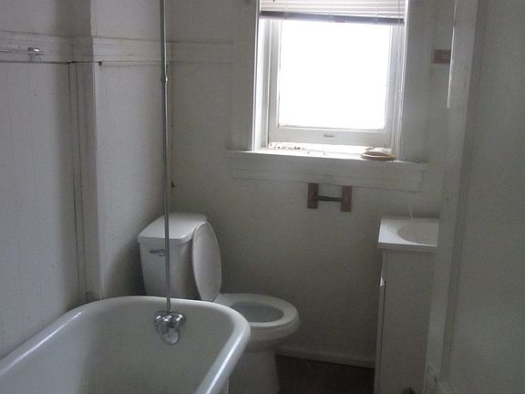 Upstairs unit - bath