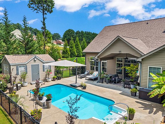 3rd image of 108 Carnoustie Cir