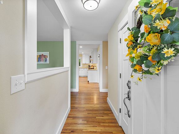 4th image of 937 NE Queens Ln