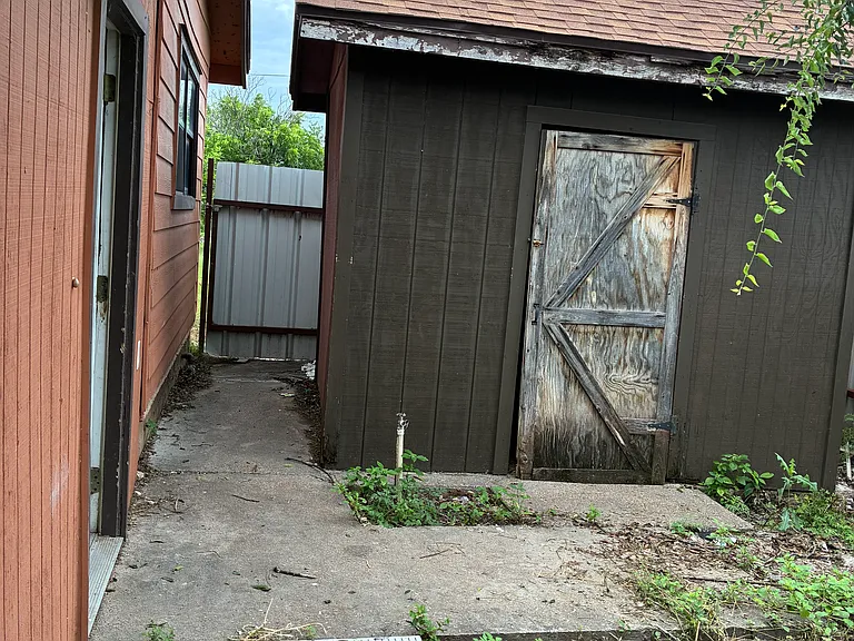418 W Highland Blvd — Photo 6
