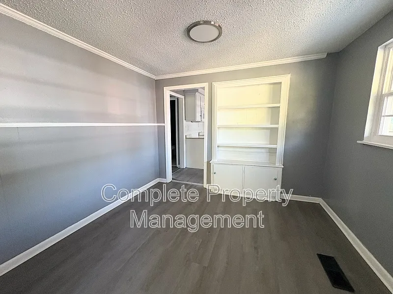 5 bed, 2.5 bath, 1911 sqft, $1,500 — Photo 4