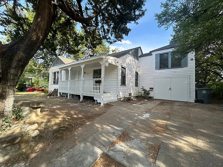 314 W Clarendon Dr — Photo 2