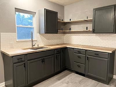 1st image of 212 W Cherry St