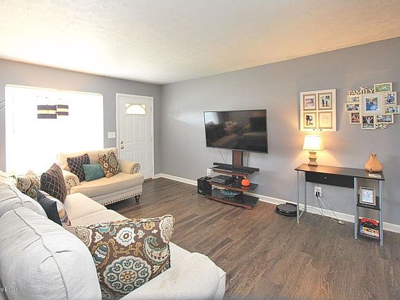 3rd image of 1828 Fall Run Ct
