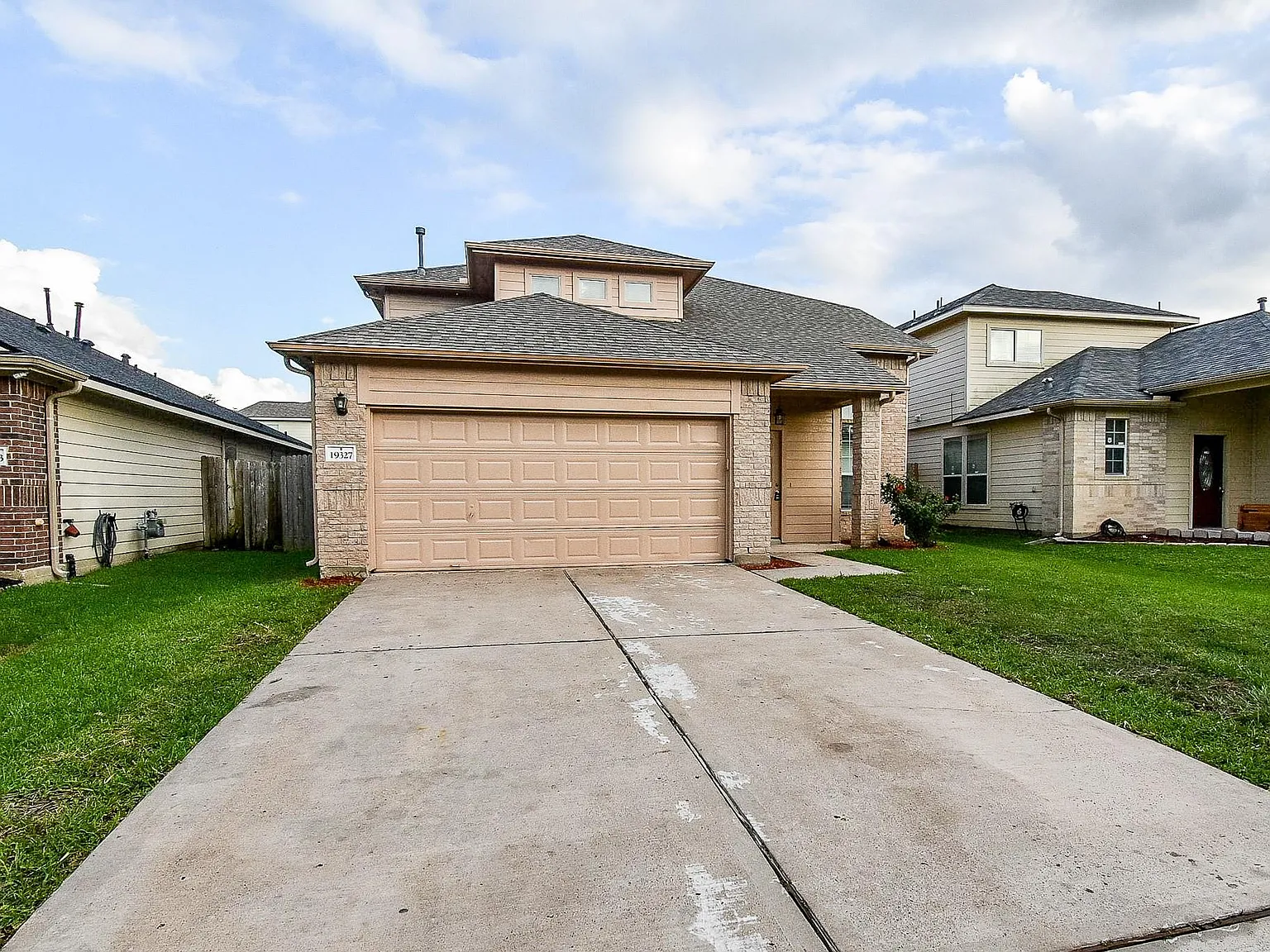 4 bed, 2.5 bath, 2770 sqft, $2,100 — Photo 2