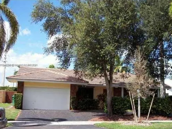 21490 Highland Lakes Blvd, Miami, FL 33179