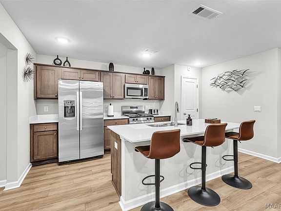 3rd image of 266 Kohn Dr