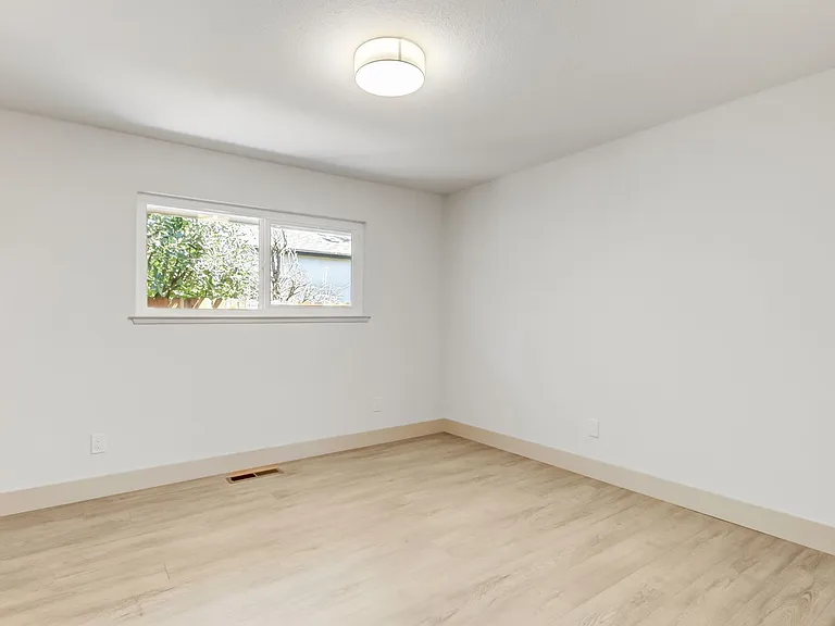 965 Jonas Ave — Photo 34