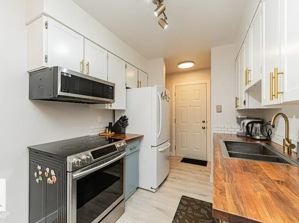 10 B Callingwood Ct NW, Edmonton, AB T5T 0H5