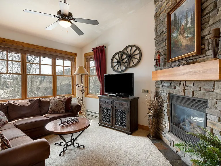580 Anglers Dr #302 — Photo 2