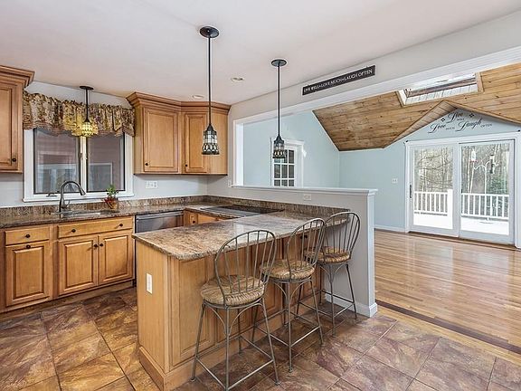 4th image of 11 Woodview Dr