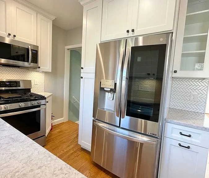 528 E Luray Ave — Photo 8